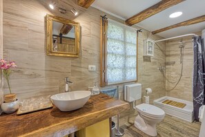 Familiehus, flere soverom, ved fjell (Rural House With Wellness) | Bad | Dusj, hårføner, håndklær og såpe