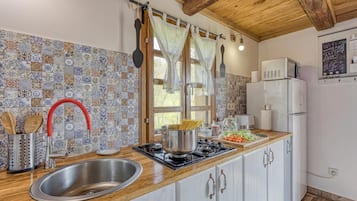 Familienhaus, Mehrere Schlafzimmer, Bergseite (Rural House With Wellness) | Eigene Küche | Kühlschrank, Mikrowelle, Herdplatte, Wasserkocher
