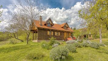 Rumah Keluarga, beberapa kamar, tepi gunung (Rural House With Wellness) | Eksterior