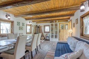 Familiehus - flere soveværelser - ved bjerg (Rural House With Wellness) | Spiseområde