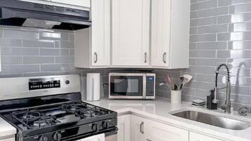 Microondas, horno, parrilla de estufa y lavavajillas