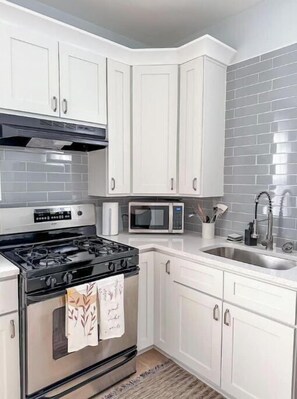 Microwave, oven, stovetop, dishwasher - Spacious Bohemian Nook (New Haven)