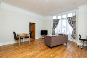Appartement, plusieurs lits | Coin séjour