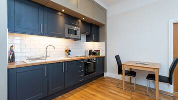 Apartment, Multiple Beds | Private kitchen | Fridge, microwave, oven, stovetop