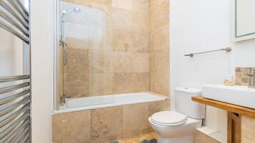 Apartment, Multiple Beds | Bathroom | Combined shower/bathtub, deep-soaking bathtub, towels