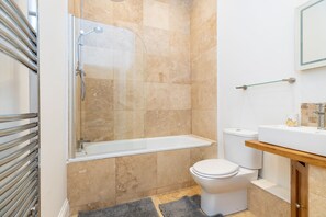 Departamento, varias camas | Baño | Tina con regadera, tina profunda, toallas 