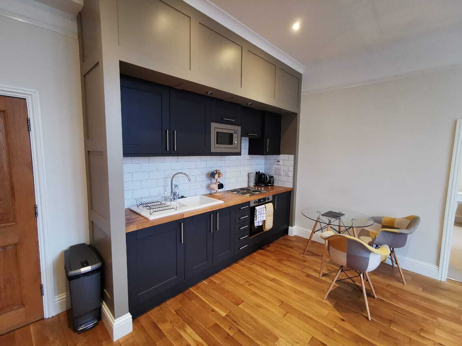 Apartment, Multiple Beds | Private kitchen | Fridge, microwave, oven, stovetop