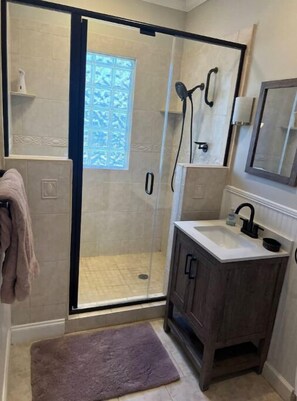 Shower - Comfy Charlotte Ranch Home Near Uptown (Charlotte)