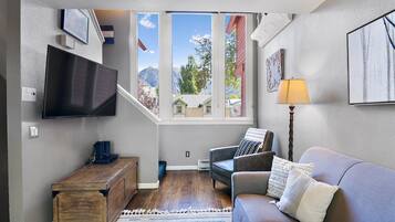 Appartement, 1 slaapkamer | Woonruimte | Een smart-tv