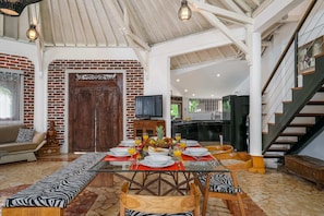 Basic Villa, Multiple Beds | Living area