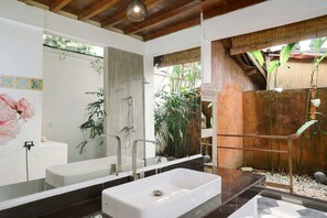 Basic-Villa, Mehrere Betten | Badezimmer | Dusche, Haartrockner, Handtücher, Seife