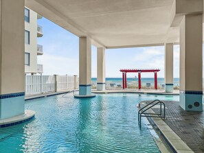 Alberca al aire libre, sombrillas en la alberca y camastros 