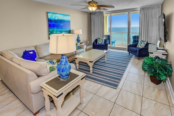 Condo, varias camas, balcón, vista al océano | Área de sala de estar | Televisión de 40 pulgadas con canales por cable 