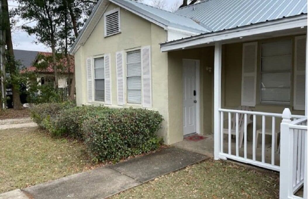 Cozy 1 Br unit B downtown Fai 