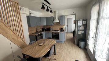 Réfrigérateur, micro-ondes, four, plaque de cuisson