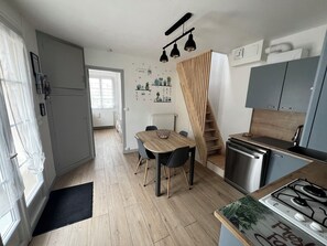 Réfrigérateur, micro-ondes, four, plaque de cuisson