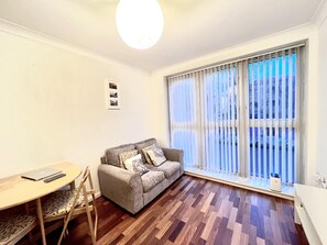 Departamento, 1 cama Queen size | Área de sala de estar