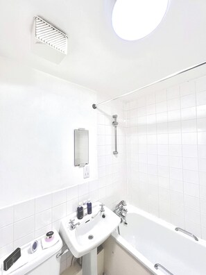 Appartement, 1 grand lit | Salle de bain | Baignoire profonde, séchoir à cheveux, serviettes fournies