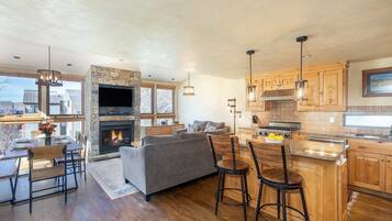 Condo, 2 Bedrooms | Private kitchen | Fridge, oven, coffee/tea maker, toaster