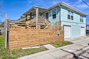 Exterior - Galveston Retreat w/ Backyard & Patio! (Galveston)