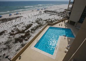 Ein Poolbereich mit Blick auf Strand und Meer.