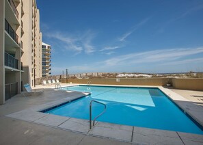 Piscina com vista clara dos edifícios ao redor e paisagem distante.