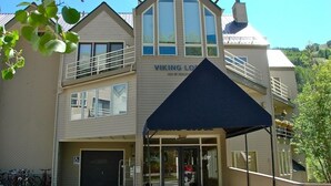 A two-story building with a sign reading "VIKING LODGE." - Chic, Modern Walk Anywhere @ Viking Lodge 206 1 Bedroom Condo by RedAwning (Telluride)