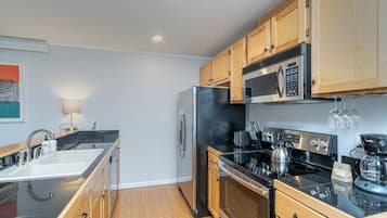 Apartamento, 2 habitaciones | Cocina privada | Frigorífico, horno, cafetera o tetera y tostadora