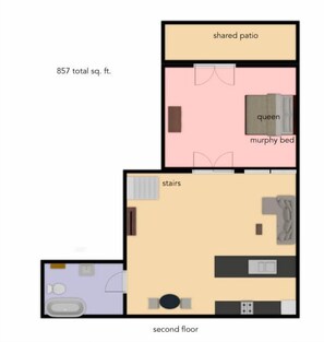 Distribución de un apartamento de dos pisos con un patio compartido, una cama Murphy tamaño queen, un baño y una cocina.