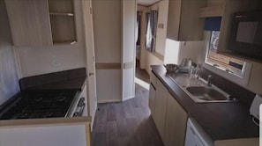 Vila, várias camas | Cozinha privada | Geladeira, micro-ondas, fogão, cooktop
