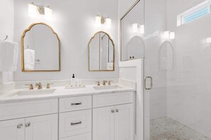 Ensemble baignoire-douche, séchoir à cheveux, serviettes fournies