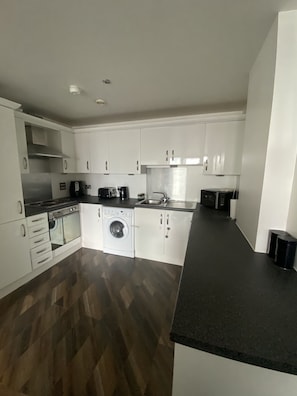 Fridge, microwave, oven, stovetop - Secc&hydro Apartment in Glasgow With Great Views (Glasgow)