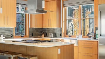 Townhome, 4 Bedrooms | Private kitchen | Fridge, oven, coffee/tea maker, toaster