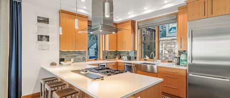 Maison en rangée, 4 chambres | Cuisine privée | Réfrigérateur, un four, cafetiÚre-théiÚre, grille-pain