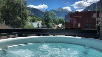 Casa de ciudad, 4 habitaciones | Tina de hidromasaje al aire libre