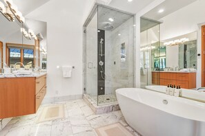 Stadtwohnung, 4 Schlafzimmer | Badezimmer | Handtücher
