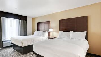 Donsdekens, pillowtop-bedden, een bureau, een laptopwerkplek