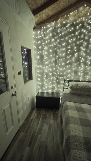 Cabin, 1 Queen Bed | 1 bedroom, free WiFi, bed sheets - Off-grid 1-bed Cabin in Yokuts Valley (Yokuts Valley)