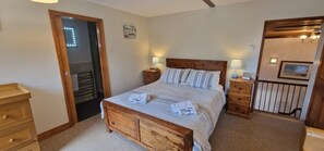 Cottage | 3 bedrooms, iron/ironing board, free WiFi, bed sheets - Beautiful 6-bed Dog Friendly Cottage in Heacham (King's Lynn)