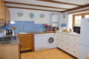 Cottage | Private kitchen | Fridge, microwave, oven, stovetop - Beautiful 6-bed Dog Friendly Cottage in Heacham (King's Lynn)