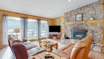 Télévision, cheminée, lecteur de DVD, baby-foot