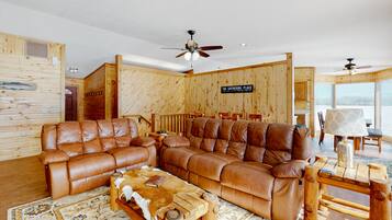 Télévision, cheminée, lecteur de DVD, baby-foot