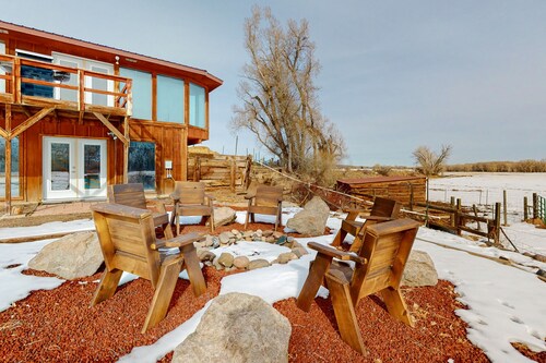 Secluded mountain-view home with hot tub, grill, firepit, wood stove, fireplace