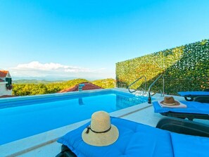 Villa (Three Bedroom Villa with Swimming Poo) | Piscina all'aperto | Piscina all'aperto, ombrelloni da piscina, lettini