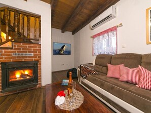 Villa (Three Bedroom Villa with Swimming Poo) | Soggiorno | TV a schermo piatto 25 pollici con canali satellitari, TV