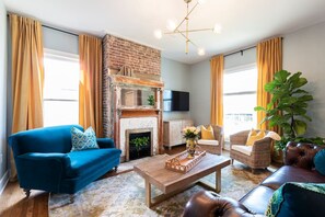 TV connectée, jeux vidéo, lecteur de DVD, livres