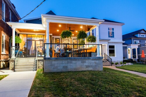 Bourbon Retreat: 4 King, 5.5 Baths, Walk to Dining