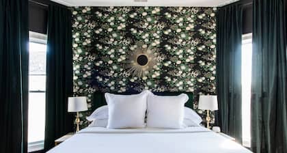 Bourbon Retreat: 4 King, 5.5 Baths, Walk to Dining