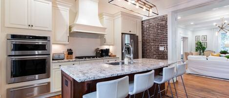 冷蔵庫、電子レンジ、オーブン、コンロ