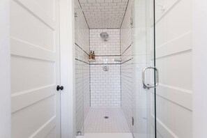 Shower, towels - Magnolia House Walk 2 Brewery/Bars/Restaurants (Louisville)